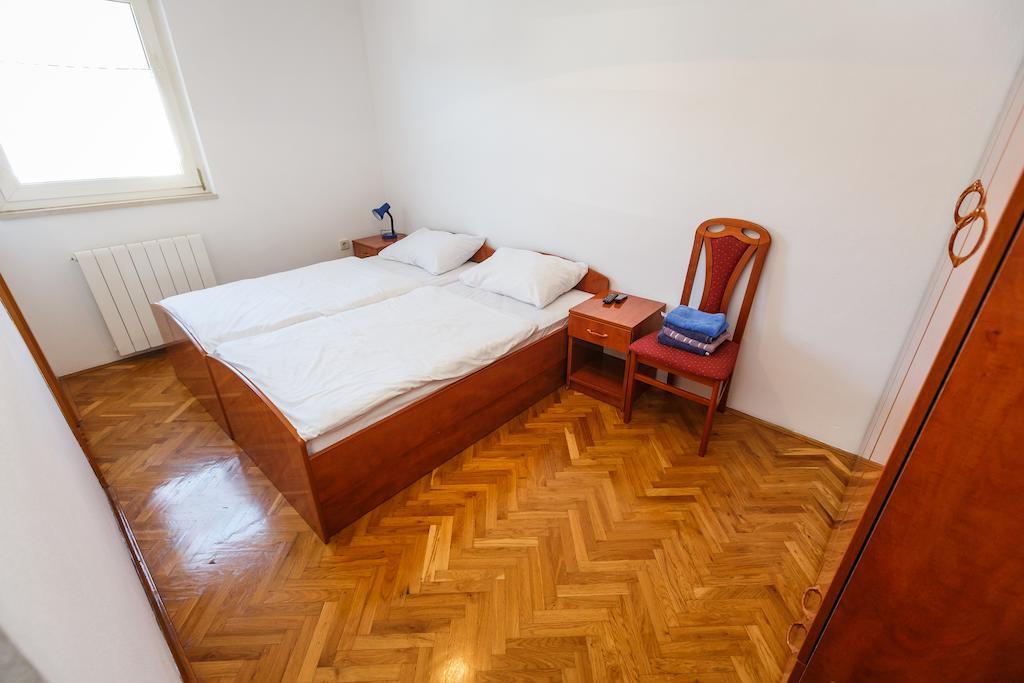 Guesthouse Varnica Kaštel Lukšić Δωμάτιο φωτογραφία
